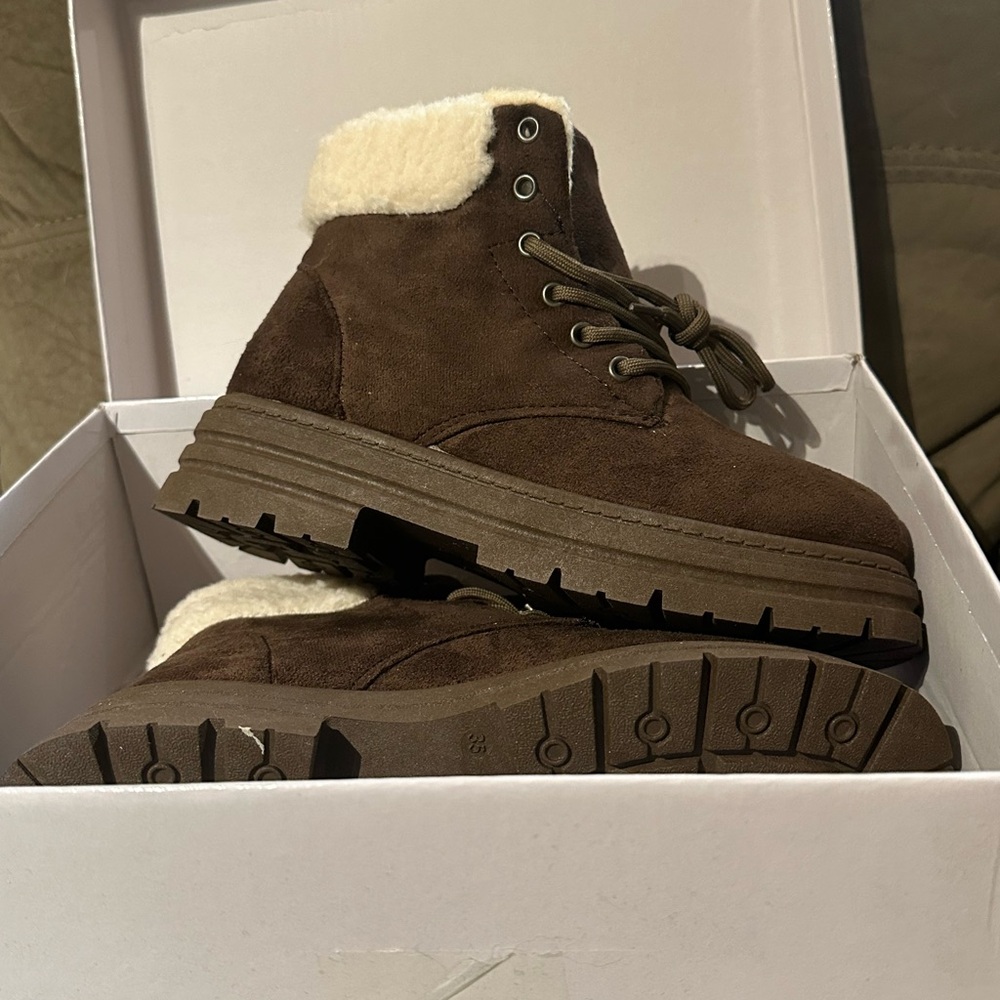 Ladies Chocolate Brown Boot shoe size 4. Marked 5, but really fits a size 4.